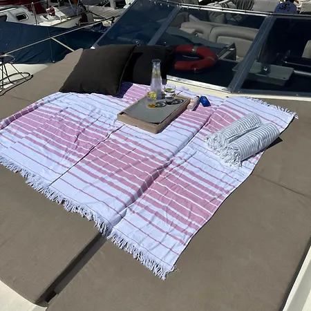 Boat In Bateau-hôtel *