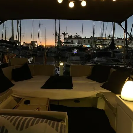 Boat In Úszó hotel Puerto de Mogán